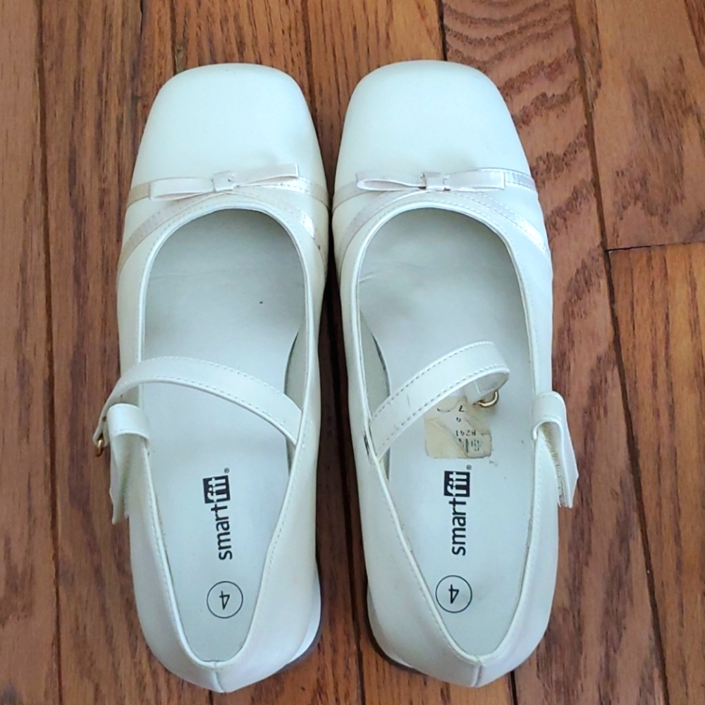 Girls white dress shoes, size 4